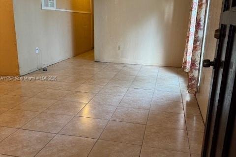 Villa ou maison à vendre à North Miami, Floride: 4 chambres, 159.23 m2 № 1693443 - photo 4