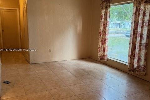 Villa ou maison à vendre à North Miami, Floride: 4 chambres, 159.23 m2 № 1693443 - photo 6
