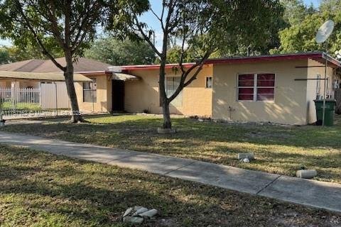 Villa ou maison à vendre à North Miami, Floride: 4 chambres, 159.23 m2 № 1693443 - photo 3