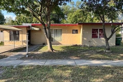 Villa ou maison à vendre à North Miami, Floride: 4 chambres, 159.23 m2 № 1693443 - photo 1