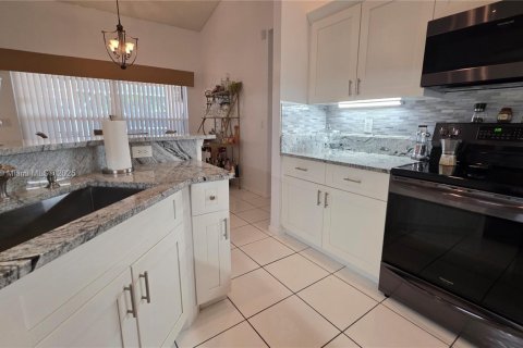House in Lauderhill, Florida 4 bedrooms, 213.02 sq.m. № 1929494 - photo 30