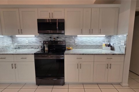 House in Lauderhill, Florida 4 bedrooms, 213.02 sq.m. № 1929494 - photo 27
