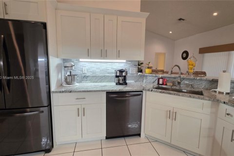 House in Lauderhill, Florida 4 bedrooms, 213.02 sq.m. № 1929494 - photo 28