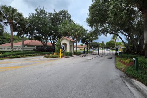 House in Lauderhill, Florida 4 bedrooms, 213.02 sq.m. № 1929494 - photo 2