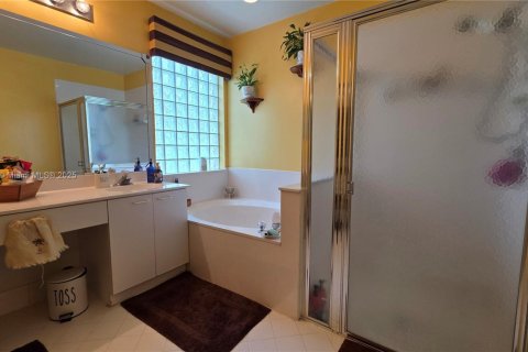 House in Lauderhill, Florida 4 bedrooms, 213.02 sq.m. № 1929494 - photo 18