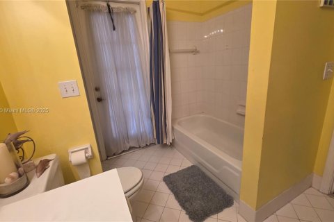 House in Lauderhill, Florida 4 bedrooms, 213.02 sq.m. № 1929494 - photo 13