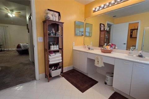 House in Lauderhill, Florida 4 bedrooms, 213.02 sq.m. № 1929494 - photo 19