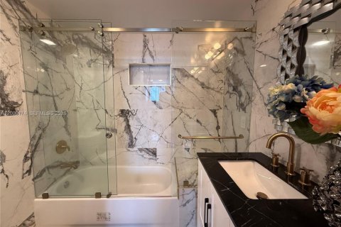 Condo in Miami, Florida, 1 bedroom  № 2064971 - photo 22