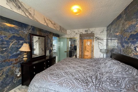 Condo in Miami, Florida, 1 bedroom  № 2064971 - photo 17