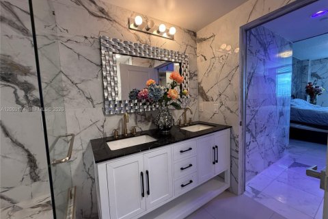 Condo in Miami, Florida, 1 bedroom  № 2064971 - photo 23