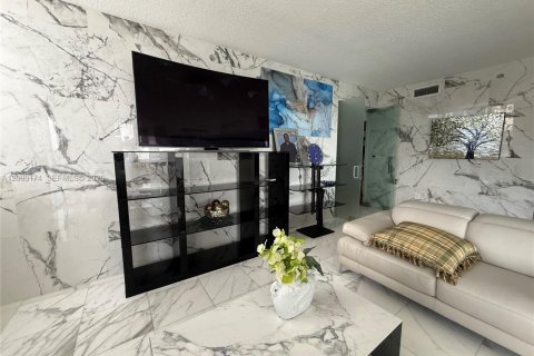 Condo in Miami, Florida, 1 bedroom  № 2064971 - photo 9
