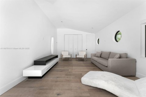 House in Miami, Florida 4 bedrooms, 243.22 sq.m. № 1756879 - photo 26