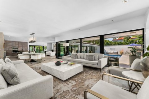 House in Miami, Florida 4 bedrooms, 243.22 sq.m. № 1756879 - photo 5