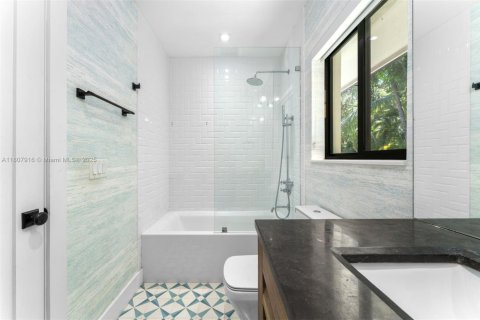 House in Miami, Florida 4 bedrooms, 243.22 sq.m. № 1756879 - photo 23