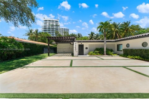 House in Miami, Florida 4 bedrooms, 243.22 sq.m. № 1756879 - photo 1