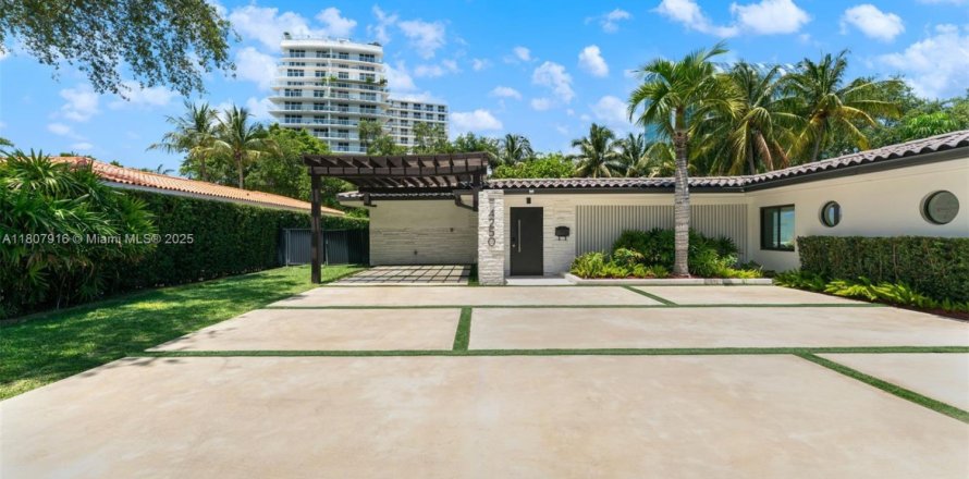 House in Miami, Florida 4 bedrooms, 243.22 sq.m. № 1756879