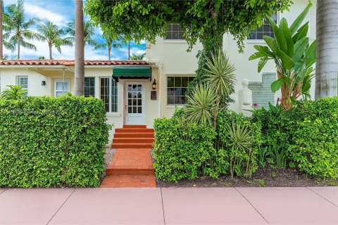 Condo in Miami Beach, Florida, 1 bedroom  № 1878736 - photo 1