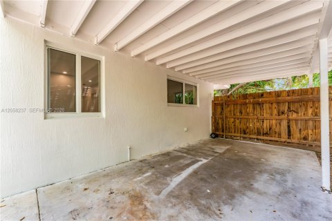 House in West Park, Florida 2 bedrooms, 106.84 sq.m. № 2248980 - photo 4