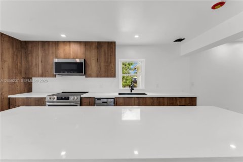 House in West Park, Florida 2 bedrooms, 106.84 sq.m. № 2248980 - photo 15