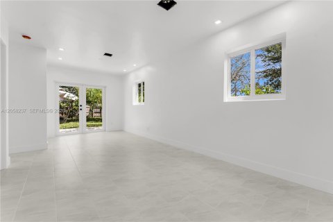 House in West Park, Florida 2 bedrooms, 106.84 sq.m. № 2248980 - photo 17