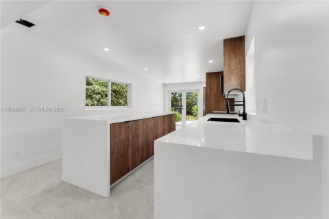 House in West Park, Florida 2 bedrooms, 106.84 sq.m. № 2248980 - photo 7