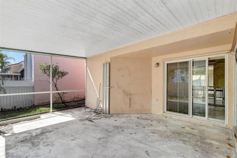 House in Dania Beach, Florida 3 bedrooms, 128.21 sq.m. № 1633938 - photo 24