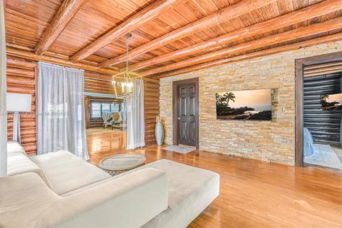 House in Biscayne Park, Florida 4 bedrooms, 214.23 sq.m. № 1737800 - photo 13