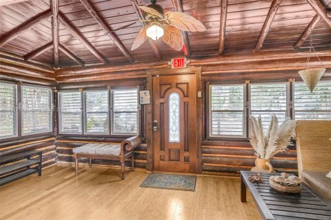House in Biscayne Park, Florida 4 bedrooms, 214.23 sq.m. № 1737800 - photo 5