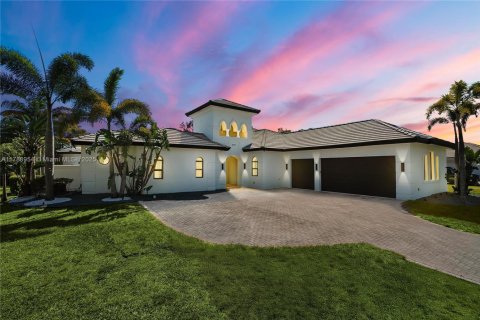 House in Palm City, Florida 4 bedrooms, 317.63 sq.m. № 1731912 - photo 1