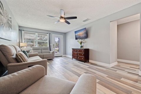 Apartment in Gulfport, Florida 3 bedrooms, 261.43 sq.m. № 2239222 - photo 4
