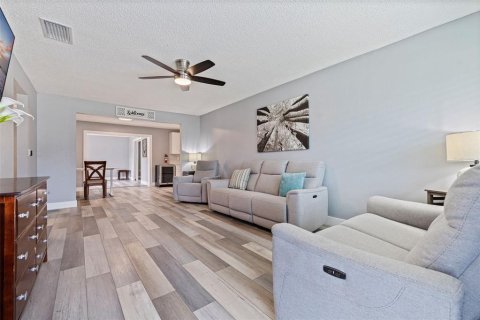 Apartment in Gulfport, Florida 3 bedrooms, 261.43 sq.m. № 2239222 - photo 3