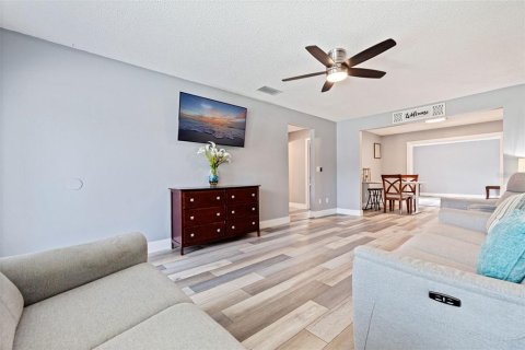 Apartment in Gulfport, Florida 3 bedrooms, 261.43 sq.m. № 2239222 - photo 5
