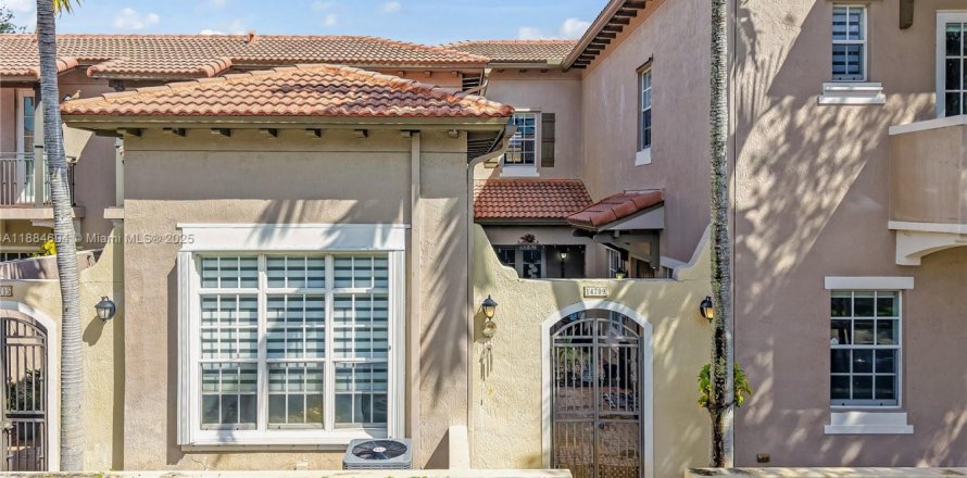 Adosado en Pembroke Pines, Florida 4 dormitorios, 213.68 m2 № 1933764