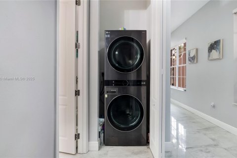 Adosado en venta en Pembroke Pines, Florida, 4 dormitorios, 213.68 m2 № 1933764 - foto 23