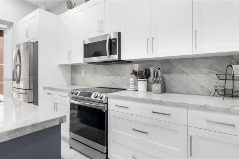 Adosado en venta en Pembroke Pines, Florida, 4 dormitorios, 213.68 m2 № 1933764 - foto 16