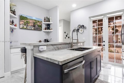 Adosado en venta en Pembroke Pines, Florida, 4 dormitorios, 213.68 m2 № 1933764 - foto 15