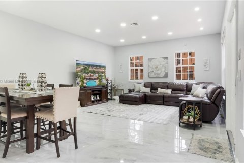 Adosado en venta en Pembroke Pines, Florida, 4 dormitorios, 213.68 m2 № 1933764 - foto 9