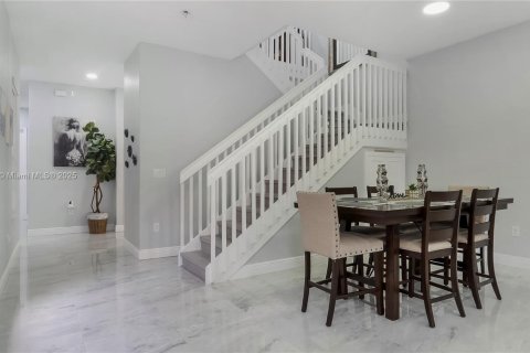 Adosado en venta en Pembroke Pines, Florida, 4 dormitorios, 213.68 m2 № 1933764 - foto 13