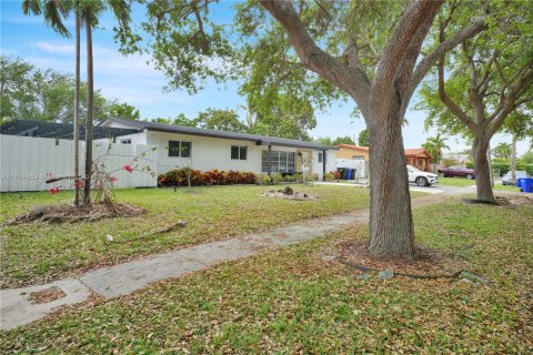 House in North Miami Beach, Florida 4 bedrooms, 200.85 sq.m. № 1860606 - photo 2