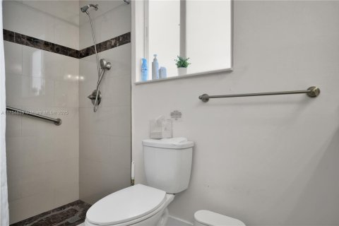 House in North Miami Beach, Florida 4 bedrooms, 200.85 sq.m. № 1860606 - photo 15