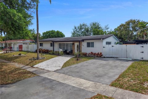 House in North Miami Beach, Florida 4 bedrooms, 200.85 sq.m. № 1860606 - photo 1