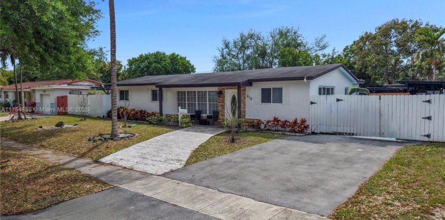 House in North Miami Beach, Florida 4 bedrooms, 200.85 sq.m. № 1860606