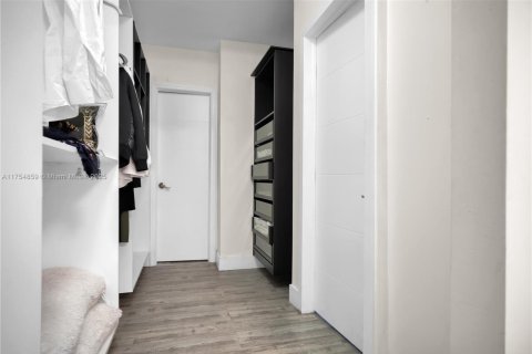 House in North Miami Beach, Florida 4 bedrooms, 200.85 sq.m. № 1860606 - photo 14