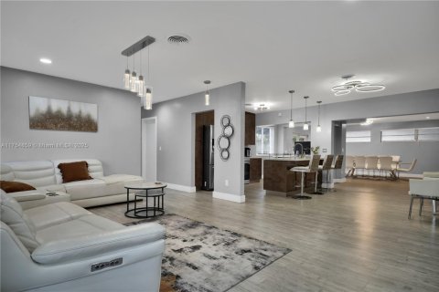 House in North Miami Beach, Florida 4 bedrooms, 200.85 sq.m. № 1860606 - photo 11