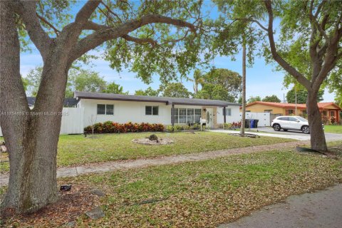 House in North Miami Beach, Florida 4 bedrooms, 200.85 sq.m. № 1860606 - photo 3