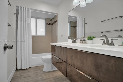 House in North Miami Beach, Florida 4 bedrooms, 200.85 sq.m. № 1860606 - photo 21