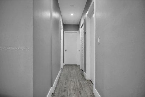 House in North Miami Beach, Florida 4 bedrooms, 200.85 sq.m. № 1860606 - photo 19