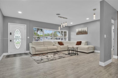House in North Miami Beach, Florida 4 bedrooms, 200.85 sq.m. № 1860606 - photo 12