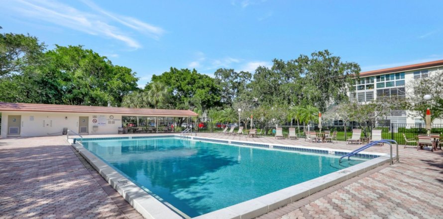 Condo in Coconut Creek, Florida, 2 bedrooms № 1100404