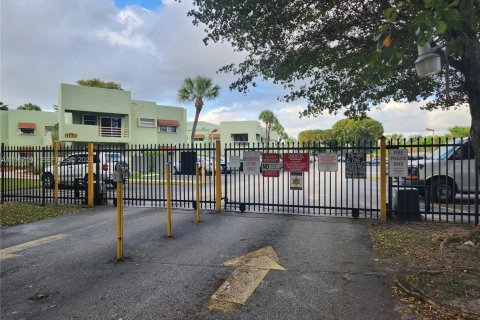 Copropriété à louer à Miami, Floride: 2 chambres, 140.47 m2 № 2028478 - photo 2